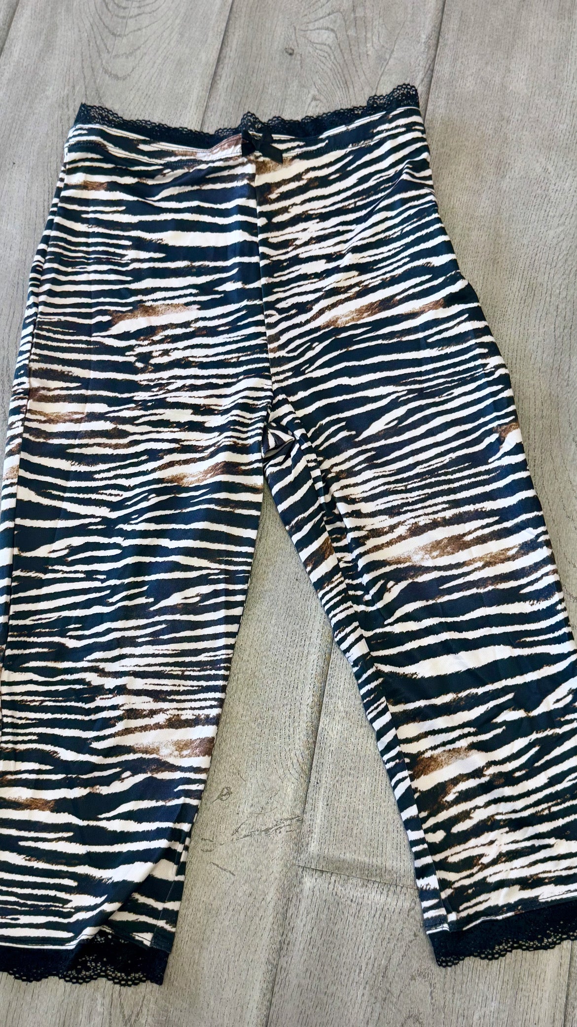 “Luxe Comfort Lace Capri” Leggings