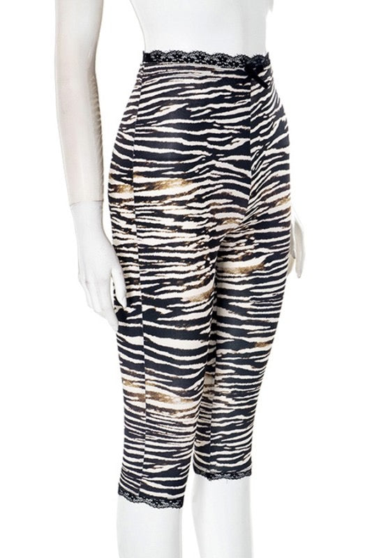 “Luxe Comfort Lace Capri” Leggings